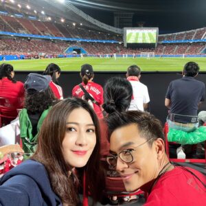 Chon Wachananon Instagram - Thank you khun @toppjirayutofficial and @bitkubofficial for this opportunity, sitting front row to witness Thailand’s historical football match #THEMATCHBangkokCenturyCup2022 #MANLFC 

Also, it’s very nice getting to know ”คุณลุงเต่า”, khun Top’s uncle who sat next to us, and was very kind to #30weekspregnant mom-to-be like me. 

Cheers to Thailand’s pride! 🍻