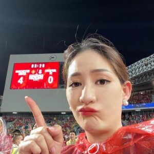 Chon Wachananon Instagram - Thank you khun @toppjirayutofficial and @bitkubofficial for this opportunity, sitting front row to witness Thailand’s historical football match #THEMATCHBangkokCenturyCup2022 #MANLFC 

Also, it’s very nice getting to know ”คุณลุงเต่า”, khun Top’s uncle who sat next to us, and was very kind to #30weekspregnant mom-to-be like me. 

Cheers to Thailand’s pride! 🍻