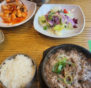 Choo Mi-ae Instagram - 뚝심 보강하려고 뚝불로 점심!
최애 알타리 김치!
밥심으로 이겨냅시다. 아자 아자^^
꼭 끼니 챙겨드세요.^^