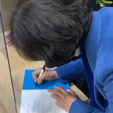 Choo Mi-ae - 2K Likes - 오늘 아침, SBS 라디오 전화인터뷰에서 윤석열 검찰독재정권의 실정을 꼬집고, 하남갑 공천의 의미와 총선에 임하는 자세에 대해 이야기 나누었습니다.
검단산역에서 출근인사를 시작으로 하루종일 하남시민을 찾아 뵙던 중 선물 같은 만남을 가졌습니다.
저의 책 <장하리>를 감명 깊게 읽으셨다는 시민분을 뵙게 되었는데요. 도서관의 책을 대여해 읽으시다가 빌려 볼 책이 아니라는 생각에 손수 구매해 일독하시고, 한 권 더 구매해 보관하고 계시다가 저를 만나 싸인 요청을 해주신 겁니다.
윤석열 정권의 폭정과 검찰독재를 저지하고 민주주의를 회복하기 위한 여정에 함께 해주시는 깨시민분들이 계시기 때문에 오늘도 저는 힘을 얻습니다. 끝까지 함께 해주십시오!
https://youtu.be/K67ZOkZoLa0?si=ARqi_69jX5ksTKXV