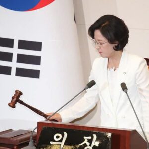 Choo Mi-ae Instagram - 제22대 국회 임시의장으로 첫 본회의를 진행했습니다.

제22대 국회 전반기 국회의장 선거를 위한 회의를 
주재하게 된 하남갑 출신 추미애 의원입니다.

현재 대한민국은 민생·평화·민주주의 3대 위기를
한꺼번에 겪고 있으며,
세계적으로 유례없는 저출생․고령화,
기후위기 등 
여러 위기에 직면해 있습니다.

이러한 문제들을
해결하기 위해서는
국회의 역할이 
그 어느 때보다도 중요합니다.

우리가 무엇을 해야하고,
무엇을 국민들이 바라는지
항상 귀 기울여야 합니다.

오늘 선출되는 의장단과 
동료 의원 여러분이 하나가 되어 
제22대 국회를 
대한민국이 처한 위기를 극복하는
개혁국회로 만들어 주시기를 
간곡하게 부탁드립니다.

감사합니다.
