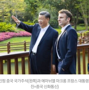 Choo Mi-ae Instagram - 한심한 김기현 대표,
나토 국가들이 잇달아 중국 방문하고 장사하는 거 안 보이나? 

1. “유독 중국과 러시아 앞에만 서면 작아지는 이재명대표와 민주당의 굴종적 자세”라고 하는 집권당 대표가 한심하다. 

집권세력이 골목대장처럼 집안싸움에만 몰두하려면 국정 운영권을 내려놓아야 한다. 하는 말을 보면 안보와 경제를 백척간두에 몰아놓고도 위기에 대한 인식조차 없어 보인다. 

2. 허구한 날 국정파트너인 야당에게 입만 열면 철지난 이념 공세를 퍼부으며 집안싸움에만 능하다.  이념몰이가 폭락한 지지율 관리를 위해 지지세를 결집시키는 특효약이라 믿나 보다. 

3. 대통령과 집권당 대표가 하는 말을 보면, 우리 기업이 지난 수십 년 쌓아올린 교역 활로에 깡통을 길바닥에 걷어차 훼방놓는 놀부심보가 연상될 경지다. 

 
4. 작금 대한민국만 왕따를 자초하고 있다. 한국의 대러시아 교역이 대폭 감소 할 때 미국의 동맹 일본은 러시아 에너지 수입 등 13% 증가했다. 
 독일 숄츠 총리, 스페 산체스 총리가 중국을 방문해 교역을 성사시켰다. 최근 프랑스 마카롱 대통령이 중국의 컨테이너 선박 16척, 4조 원어치를 중국 조선사상 최대규모로 사주었다. 조선 강국 1위 한국 위상이 정부의 탈중국 똥고집으로 밀려나고 있다.

미국 동맹 일본이나 우크라이나 전쟁을 지원하는 나토회원국 유럽의 이중적 태도가 다 국민을 먹고 살게 하려는 실리 국익추구 때문이라는 것은 삼척동자도 아는 상식이다. 

아무도 독일과 스페인 총리, 프랑스 대통령이 운동권이어서 시주석과 웃고 악수한다고 하지 않는다.  중국 속국이어서 그런다고 비웃지 않는다. 
유치원생 보다 못한 수준이하의 속좁은 식견으로 어떻게 국가 운영을 하나? 
 
5. 집안싸움 신경 끄고 미국 국빈 방문외교에서 나라 곳간 다 털리지 않고 어떤 실리를 가지고 올 것인지 궁리를 해야 할 때 아닌가? 불안불안하다.