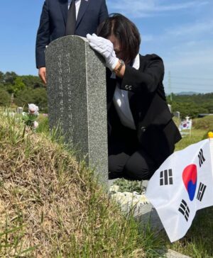 Choo Mi-ae Instagram - <무명의 열사에게> 

민주주의를 되찾자고 부르짖었다고 시민을 마구 곤봉으로 내리치고 총검으로 찌르던 계엄군이 
붙잡혀 온 한 청년에게는 아무 말도 하지 않았다는 이유로 죽여 5.18 첫 희생자가 된 김경철 열사는 농아자였습니다. 

43년 전 무거운 기억으로만 남겨진 무명의 열사들 묘역에서 
스러져간 님들의 넋을 기리며 영원한 안식을 빌었습니다. 

국가 폭력 앞에 풀잎처럼 연약하나 함께 연대해서 몸과 마음을 하나로 묶어 거센 암흑의 피바람과 공포를 이겨낸 그때의 오월 정신에 빚진 마음과 참담하도록 송구함이 함께 일렁입니다. 

지금 다시 악의 축 한복판에서 
소중한 민주주의가 
생명수처럼 고갈되어가고 
권세가 나 아부꾼들은 내배 부르다는 포만감에 취해 
이념탓이라고 무신경한 유식함을 늘어놓고 

악의 얼굴을 육법전서로 가리고 기소장을 흔들어 
혹세무민하는 권력과 눈치 빠른 자들의 침묵이 억누르고 있는 
이 강토를 맴돌며 
민주주의의 꽃망울이 군홧발로 짓이겨진 그날 이후 잠든 적 없는 무명의 열사는 
 
오월 정신으로 선명하게 주문합니다.
오월 정신을 잊을 때 
가장 슬프다!
내 이름을 잊어서가 아니라 
오월 그때 죽음의 의미를 잊을 때 
가장 슬프다!
