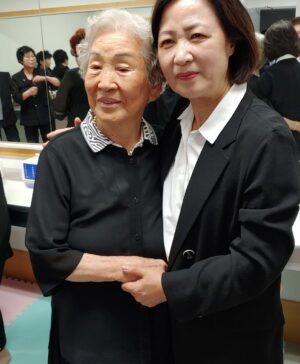 Choo Mi-ae Instagram - <무명의 열사에게> 

민주주의를 되찾자고 부르짖었다고 시민을 마구 곤봉으로 내리치고 총검으로 찌르던 계엄군이 
붙잡혀 온 한 청년에게는 아무 말도 하지 않았다는 이유로 죽여 5.18 첫 희생자가 된 김경철 열사는 농아자였습니다. 

43년 전 무거운 기억으로만 남겨진 무명의 열사들 묘역에서 
스러져간 님들의 넋을 기리며 영원한 안식을 빌었습니다. 

국가 폭력 앞에 풀잎처럼 연약하나 함께 연대해서 몸과 마음을 하나로 묶어 거센 암흑의 피바람과 공포를 이겨낸 그때의 오월 정신에 빚진 마음과 참담하도록 송구함이 함께 일렁입니다. 

지금 다시 악의 축 한복판에서 
소중한 민주주의가 
생명수처럼 고갈되어가고 
권세가 나 아부꾼들은 내배 부르다는 포만감에 취해 
이념탓이라고 무신경한 유식함을 늘어놓고 

악의 얼굴을 육법전서로 가리고 기소장을 흔들어 
혹세무민하는 권력과 눈치 빠른 자들의 침묵이 억누르고 있는 
이 강토를 맴돌며 
민주주의의 꽃망울이 군홧발로 짓이겨진 그날 이후 잠든 적 없는 무명의 열사는 
 
오월 정신으로 선명하게 주문합니다.
오월 정신을 잊을 때 
가장 슬프다!
내 이름을 잊어서가 아니라 
오월 그때 죽음의 의미를 잊을 때 
가장 슬프다!