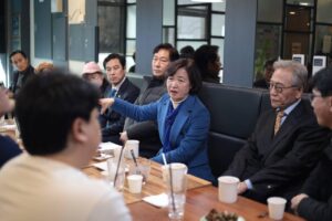 Choo Mi-ae Instagram - 위례동 주민분들을 모시고 지역 현안 간담회를 진행했습니다.

주민분들은 ‘한 지붕 세 가족’과 같은 행정구역 문제, ‘위례신사선 본선 착공 지연’ 문제 등에 대해 어려움을 토로하셨습니다. 윤석열 정부가 들어서고 국민의힘 소속 시장이 취임한지 2년이 지났음에도 불구하고 지금까지 문제가 해결되지 못한 데 대해 깊은 유감의 뜻을 전했습니다. 

무엇보다 위례지역의 문제가 정치화되지 않길 바란다는 주민분들의 말씀에 깊이 공감했기에, 더욱 진솔한 대화를 나누고자 노력했습니다. 오랜 경험을 바탕으로 위례지역의 문제를 해결하기 위한 현실적인 방안, 추진방법, 어려운 점 등 실현 가능성 있는 정보들을 주민들께 설명드리고, 주민들께서 원하는 위례의 청사진을 그려나가고자 했습니다.

선심성 공약 보다는 지속 가능하고 바른 성장 할 수 있는 하남을 주민과 함께 만들어 가겠습니다.
지역발전의 경험과 추진력으로 주민 여러분이 원하는 위례의 미래를 만들겠습니다.

지역사회에 애정을 가지고 많은 말씀 나눠주신 주민분들께 다시 한번 감사드립니다. 이렇게 직접 뵙고 소통할 수 있는 간담회 자리 앞으로 더 자주 만들도록 하겠습니다.