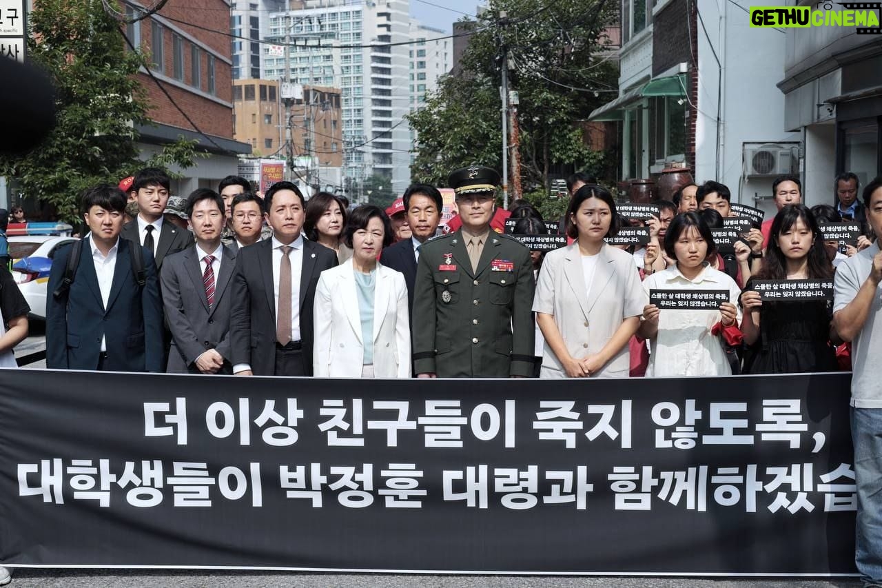 Choo Mi-ae - 2.5K Likes - <진실이 이기는 대한민국을 만들겠습니다>
박정훈 대령의 5차 공판이 열리는 중앙군사법원을 찾아 연대의 마음을 전했습니다.
대통령의 격노와 수차례 이뤄진 긴밀한 통화 이후 박정훈 대령에 대한 보직해임이 결정되고 기록이 회수된 것은 모든 것이 대통령으로부터 비롯됐다는 것을 부정할 수 없게 합니다.
여러 정황이 윤석열 대통령을 지목하고 있는 만큼 국회 차원의 엄정한 국정조사가 필요합니다.
유족에 대한 신의를 지키고 억울한 죽음을 밝혀낸 박정훈 대령의 약속이 지켜지는 것은 우리 모든 국민의 일이기도 합니다.
국회가 조속히 나설 수 있도록 국방위원 한 사람으로서 앞장서겠습니다.