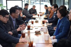 Choo Mi-ae Instagram - 위례동 주민분들을 모시고 지역 현안 간담회를 진행했습니다.

주민분들은 ‘한 지붕 세 가족’과 같은 행정구역 문제, ‘위례신사선 본선 착공 지연’ 문제 등에 대해 어려움을 토로하셨습니다. 윤석열 정부가 들어서고 국민의힘 소속 시장이 취임한지 2년이 지났음에도 불구하고 지금까지 문제가 해결되지 못한 데 대해 깊은 유감의 뜻을 전했습니다. 

무엇보다 위례지역의 문제가 정치화되지 않길 바란다는 주민분들의 말씀에 깊이 공감했기에, 더욱 진솔한 대화를 나누고자 노력했습니다. 오랜 경험을 바탕으로 위례지역의 문제를 해결하기 위한 현실적인 방안, 추진방법, 어려운 점 등 실현 가능성 있는 정보들을 주민들께 설명드리고, 주민들께서 원하는 위례의 청사진을 그려나가고자 했습니다.

선심성 공약 보다는 지속 가능하고 바른 성장 할 수 있는 하남을 주민과 함께 만들어 가겠습니다.
지역발전의 경험과 추진력으로 주민 여러분이 원하는 위례의 미래를 만들겠습니다.

지역사회에 애정을 가지고 많은 말씀 나눠주신 주민분들께 다시 한번 감사드립니다. 이렇게 직접 뵙고 소통할 수 있는 간담회 자리 앞으로 더 자주 만들도록 하겠습니다.