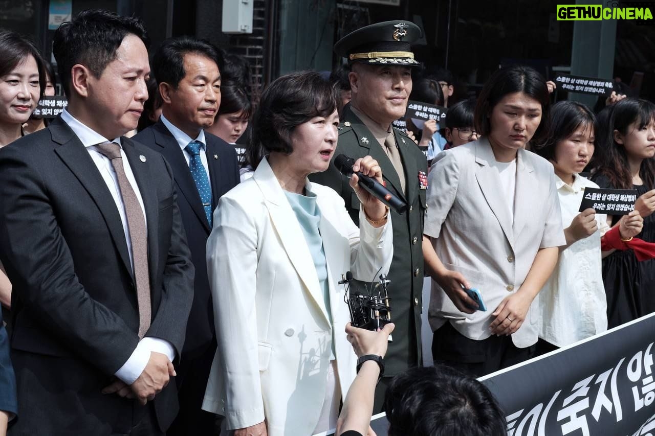 Choo Mi-ae - 2.5K Likes - <진실이 이기는 대한민국을 만들겠습니다>
박정훈 대령의 5차 공판이 열리는 중앙군사법원을 찾아 연대의 마음을 전했습니다.
대통령의 격노와 수차례 이뤄진 긴밀한 통화 이후 박정훈 대령에 대한 보직해임이 결정되고 기록이 회수된 것은 모든 것이 대통령으로부터 비롯됐다는 것을 부정할 수 없게 합니다.
여러 정황이 윤석열 대통령을 지목하고 있는 만큼 국회 차원의 엄정한 국정조사가 필요합니다.
유족에 대한 신의를 지키고 억울한 죽음을 밝혀낸 박정훈 대령의 약속이 지켜지는 것은 우리 모든 국민의 일이기도 합니다.
국회가 조속히 나설 수 있도록 국방위원 한 사람으로서 앞장서겠습니다.