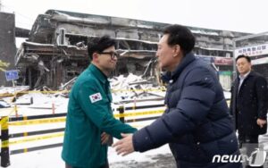 Choo Mi-ae Instagram - 1. 하룻밤 사이에 전 재산이 잿더미로 변해 망연자실해 있는 상인들을 안 보이게 치우고 연기를 하는 피사체의 몰염치한 모습에서 역시 선함을 가장한 악마성, 잔임함을 볼 수 있다.

2. 악은 교활하다. 
“쟤네 플레이 못해!” 라며 채널A 기자들에게 문재인 정부의 언론 대응을 조롱하며 자신들의 언론 플레이 실력을 뽐내던 한동훈의 연기도 볼 만하다. 애잔하다. 매캐한 연기에 눈물을 참고 눈발을 참으며 대형을 기다리는 연기와 고개를 깊숙히 숙인 폴드 인사, ‘제 자리도 있어요?’ 라며 대형을 결코 혼자 보내지는 않겠다는 듯 마지막 대사까지 모두 괜찮은 연기를 보였다. 배경 선택도 신경을 썼다. 

3. 그러나 국민의 심금을 울리는 데는 완전 실패했다. 
플레이만 있었을 뿐 진실이 없었기 때문이다. 
 
4. 대통령실 대변인은 "현장에 나온 150여 명의 피해 상인들은 대통령의 방문에 감사를 표하고 눈물로 어려움을 호소했다"며 "상인 대표는 '대통령께서 직접 방문해 주셔서 정말 감사하다'며 대통령의 방문에 화답했고 현장 상인들 모두가 대통령에게 박수로 감사를 보냈다"고 밝혔다.

5.  뻔한 날조와 뻔뻔한 날조를 하는데 너무나 익숙하다. 

전체주의를 비판하며 전체주의의 도래를 막고자 역작을 남긴 한나아렌트의 “Banality of evil”이 무슨 뜻인지 대한민국의 어제와 오늘 제대로 실감하고 있다. 

6. “악의 평범성”을 어디서든 출몰하는 신출귀몰하는 악이라고 해야 맞을 것 같다.