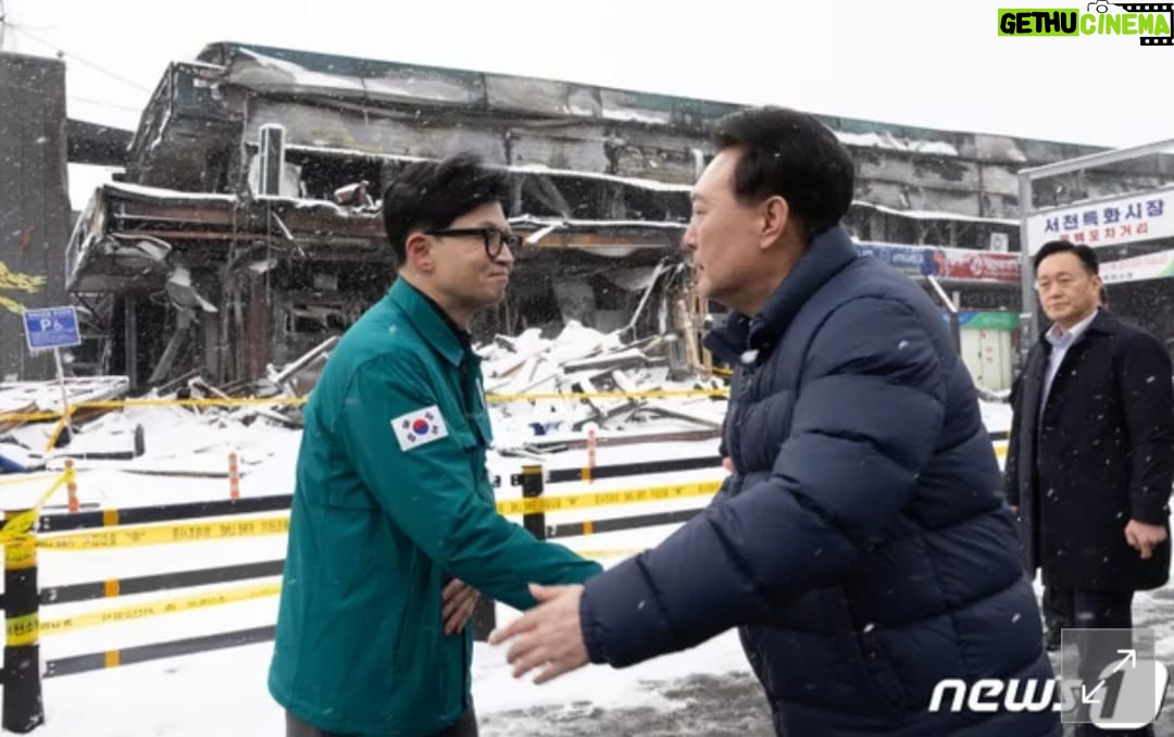 Choo Mi-ae - 2.6K Likes - 1. 하룻밤 사이에 전 재산이 잿더미로 변해 망연자실해 있는 상인들을 안 보이게 치우고 연기를 하는 피사체의 몰염치한 모습에서 역시 선함을 가장한 악마성, 잔임함을 볼 수 있다.
2. 악은 교활하다.
“쟤네 플레이 못해!” 라며 채널A 기자들에게 문재인 정부의 언론 대응을 조롱하며 자신들의 언론 플레이 실력을 뽐내던 한동훈의 연기도 볼 만하다. 애잔하다. 매캐한 연기에 눈물을 참고 눈발을 참으며 대형을 기다리는 연기와 고개를 깊숙히 숙인 폴드 인사, ‘제 자리도 있어요?’ 라며 대형을 결코 혼자 보내지는 않겠다는 듯 마지막 대사까지 모두 괜찮은 연기를 보였다. 배경 선택도 신경을 썼다.
3. 그러나 국민의 심금을 울리는 데는 완전 실패했다.
플레이만 있었을 뿐 진실이 없었기 때문이다.
4. 대통령실 대변인은 "현장에 나온 150여 명의 피해 상인들은 대통령의 방문에 감사를 표하고 눈물로 어려움을 호소했다"며 "상인 대표는 '대통령께서 직접 방문해 주셔서 정말 감사하다'며 대통령의 방문에 화답했고 현장 상인들 모두가 대통령에게 박수로 감사를 보냈다"고 밝혔다.
5. 뻔한 날조와 뻔뻔한 날조를 하는데 너무나 익숙하다.
전체주의를 비판하며 전체주의의 도래를 막고자 역작을 남긴 한나아렌트의 “Banality of evil”이 무슨 뜻인지 대한민국의 어제와 오늘 제대로 실감하고 있다.
6. “악의 평범성”을 어디서든 출몰하는 신출귀몰하는 악이라고 해야 맞을 것 같다.