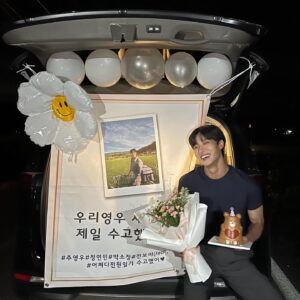 Choo Young-woo Instagram - 배울것도 배운것도 많은
현장이었습니다

감독님. 자영이 상현이 그리고 모두들 
고마워요

9월 5일 #어쩌다전원일기
많은 기대 부탁드립니다!!!!!

그리구 우리팀 덩달아 너무 고생했어요
@hook_to_highkick 
@sxjxxong_e 
@adaaaaang_ 
@luv_meeeeee1010