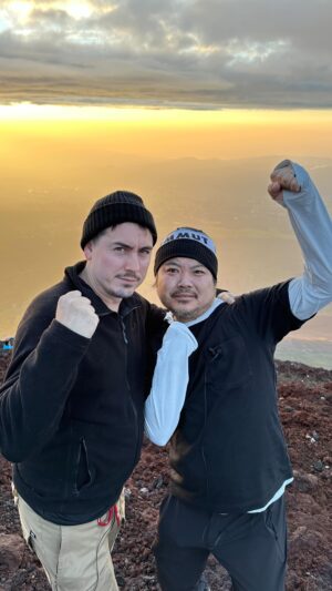 Chris Broad Instagram - MOUNT FUJI SUMMIT!!!
3,776m at 5am 🍿🥳⛩️🙏