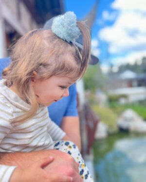 Chris Carmack Instagram - Happy Easter 🐰 
Family life lately…. 💕
@realcarmack @erinslaver 

#familylife❤️ #sistersortwins #springtimevibes