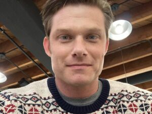 Chris Carmack Instagram - Airs tonight!!! Time for her to come home for Christmas. 
I had a blast shooting this @hallmarkmovie with an outstanding cast and director! Throw on a Christmas sweater and watch this with the fam!
#comehomeforchristmas