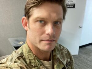 Chris Carmack Instagram - Airs tonight!!! Time for her to come home for Christmas. 
I had a blast shooting this @hallmarkmovie with an outstanding cast and director! Throw on a Christmas sweater and watch this with the fam!
#comehomeforchristmas