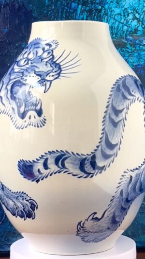 Chris Garver Instagram - I’m kind of tempted to keep this one for myself but it’s up for grabs. Link is in my bio.
#blue  #blueandwhitedecor  #delftblue  #blueandwhite  #ceramics  #porcelainart  #tiger #cobalt  #cobaltblue  #porcelainvase  #vase