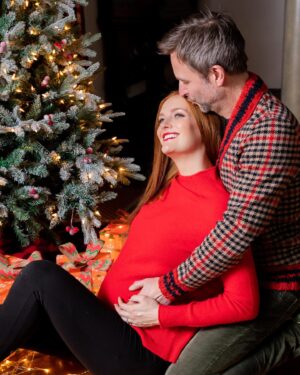 Chris Hardwick Instagram - Mrrrrrrrry Christmas!! I can’t believe we’re only 6ish weeks away from meeting this li’l kiddo!! Very exciting! Truly my favorite gift of all. I hope y’all are having wonderful holiday times! ☃️🎄👶🏻❤️

📸: @kaelanbarowsky