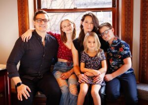 Chris Hayes Instagram - A Christmas miracle: everyone looking in the same direction at the same time. All thanks to @elizaseyephotography. 

Happy New Year!