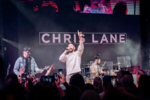 Chris Lane Instagram - Nashville!! Y’all showed up and showed out for the #FromWhereImSippin EP release party at @OleRed. Can’t wait to play these songs live again for the rest of y’all.

📸: @carterfromnashville