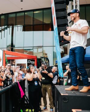 Chris Lane Instagram - Big Time in Austin Texas for the @iheartradio festival! 🤠 @iheartcountry