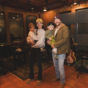 Chris Lane Instagram - Bring the fam to work day! Showin these boys how a song gets recorded …New Music Coming For Ya🤘🏻