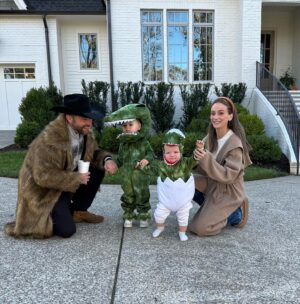 Chris Lane Instagram - What a challenge it was just to get this photo! Dutton’s second Halloween and Bakers 1st was a success! 🎃