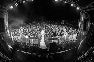 Chris Moyles Instagram - Amazing night for my first 90s Hangover @worcestershireccc Thank you to everyone who came and made it possible. @maxtylerofficial @stephanie.hirst
Photo by the brilliant @chloedunscombephotography