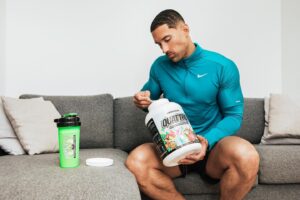 Chris Robins Instagram - Quand t’aime les « Fruit Loops » au point de matcher les couleurs avec ton shaker et ton linge de gym ! 🥛🧘🏽‍♂️

Je te met au défi de me trouver une meilleure saveur que celle là, impossible !😋🍭

#Protein
#FruitLoops