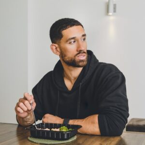 Chris Robins Instagram - « On the spot, real pic, no gimmicks. » 🤞🏽😁

Je veux vous montrer mon vrai style de vie par rapport à ma nutrition, pas de mise en scène.

Mon ami de longue date qui est aussi photographe était chez moi en visite pour un projet sur lequel on travaille en ce moment.

Et il a simplement prit une photo de moi sur le coup, avant de manger un de mes repas de la journée.

En gros, je commande des recettes déjà préparées à toutes les semaines, ce qui me sauvera énormément de temps, de déplacement et d’argent à partir de maintenant.

Vous aurez droit à @coachchris.me version 2.0 d’ici la fin de l’été 🙏🏽😇

#lifestyle #food #fitness #photooftheday
