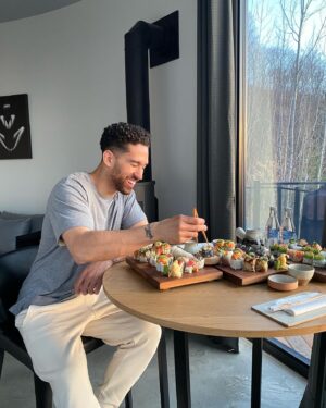 Chris Robins Instagram - Swipe right for the #fail 
Oops..! 😁🥢🍱