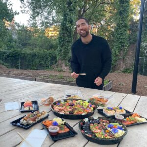 Chris Robins Instagram - Les cheat meals du week-end ont commencé y’all!!!😁

Tonight is sushis!!! 🍣🥢🍱

#cheatmeal #weekend #treatyourself