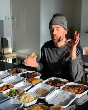 Chris Robins Instagram - It’s black history month! ✊🏽@UberEats me donne la chance de souligner le travail ardu des restaurants #blackowned à travers l’Amérique du Nord mais surtout ceux qui sont locals! Tout comme “Lloydies” qui est le restaurant que j’ai choisi d’encourager aujourd’hui! 🙌🏽

@UberEats donnera 1$ (jusqu’à 250,000$) à la fondation « Black Businesses Matter » pour chaque commande placée à l’intérieur des États-Unis et du Canada! 

As-tu déjà placé ta commande? 🤟🏽😁

#BlackBusinessesMatter
#BlackOwned 
#UBEReats