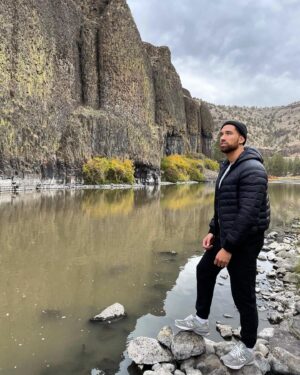 Chris Robins Instagram - Avec la réouverture des frontières américaines, j'en ai profité pour m'évader un peu de mon p'tit coin de pays. Notre premier arrêt était Prineville, la ville la plus vieille de l'Oregon centrale.
Explorant le haut désert et une vue sans fin, on a eu la chance de faire un hike en pleine nature et de se ressourcer en toute tranquillité. On était dépaysé chez nos voisins américains !

With the reopening of the American borders, I took the opportunity to get away from my little part of the country. Our first stop was Prineville, the oldest town in central Oregon.
Exploring the high desert and an endless view, we had the chance to hike in the middle of nature and relax in peace. We were enjoyed the landscape of our American neighbors.

@visittheusa @traveloregon #UnitedStories #traveloregon
