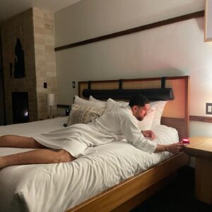 Chris Robins Instagram - Ça fait quelques mois déjà que j’utilise la technologie de la lumière rouge Helight pour m’aider à mieux dormir la nuit. J’ai incorporé cette étape à ma routine de nuit et honnêtement j’en vois beaucoup de bénéfices. 

Premièrement, j’ai remarqué une différence considérable surtout au niveau de mon réveil, je n’ai plus l’impression de me sentir encore fatigué. J’ai plutôt le sentiment d’avoir plus d’énergie dès le moment que je sors du lit ! 😁

Deuxièmement, j’ai aussi développé l’habitude de m’endormir plus rapidement, mon Helight Sleep reste allumé 14 minutes et s’éteint progressivement en 28 minutes. Btw, je l’ai jamais vu s’éteindre en 3 mois lol, that’s how much it actually works for me .😴

Y’a aussi un tas de bienfaits backés par des études scientifiques qui explique à quel point ça l’a des bénéfices sur notre santé, mais juste avec ça moi ça m’aide beaucoup plus à performer la journée, surtout quand j’ai besoin de toute ma concentration. 🧑🏽‍💻

🚨

#Sleep 
#BedTime 
#Sponsored