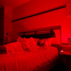 Chris Robins Instagram - Ça fait quelques mois déjà que j’utilise la technologie de la lumière rouge Helight pour m’aider à mieux dormir la nuit. J’ai incorporé cette étape à ma routine de nuit et honnêtement j’en vois beaucoup de bénéfices. 

Premièrement, j’ai remarqué une différence considérable surtout au niveau de mon réveil, je n’ai plus l’impression de me sentir encore fatigué. J’ai plutôt le sentiment d’avoir plus d’énergie dès le moment que je sors du lit ! 😁

Deuxièmement, j’ai aussi développé l’habitude de m’endormir plus rapidement, mon Helight Sleep reste allumé 14 minutes et s’éteint progressivement en 28 minutes. Btw, je l’ai jamais vu s’éteindre en 3 mois lol, that’s how much it actually works for me .😴

Y’a aussi un tas de bienfaits backés par des études scientifiques qui explique à quel point ça l’a des bénéfices sur notre santé, mais juste avec ça moi ça m’aide beaucoup plus à performer la journée, surtout quand j’ai besoin de toute ma concentration. 🧑🏽‍💻

🚨

#Sleep 
#BedTime 
#Sponsored