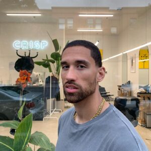 Chris Robins Instagram - I’ve been focusing a lot on making better decisions lately. 

Life reminded me that it starts with having a good attitude; towards myself, in my relationships, and everything that I do.

I stay humble as opportunities come and go. But I know that my attitude will allow me to be in a better position to deal with them.

💈 @crispmtl 
🪒 @el.wav 
✨ @riptidejewelry__ 

#focused #attitude #humble