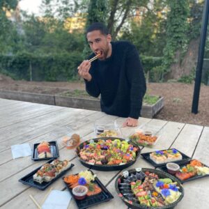 Chris Robins Instagram - Les cheat meals du week-end ont commencé y’all!!!😁

Tonight is sushis!!! 🍣🥢🍱

#cheatmeal #weekend #treatyourself
