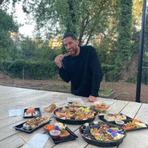 Chris Robins Instagram - Les cheat meals du week-end ont commencé y’all!!!😁

Tonight is sushis!!! 🍣🥢🍱

#cheatmeal #weekend #treatyourself