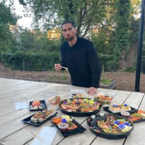 Chris Robins Instagram - Les cheat meals du week-end ont commencé y’all!!!😁

Tonight is sushis!!! 🍣🥢🍱

#cheatmeal #weekend #treatyourself
