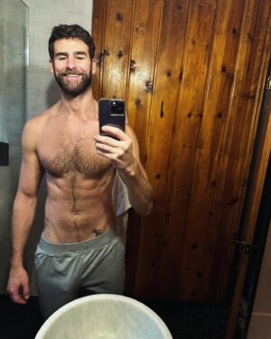 Chris Salvatore Instagram - cabin kind of day…not mad about it 🪵🏔️