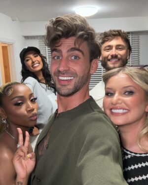 Chris Taylor Instagram - I didn’t say owt stupid on live TV 🤗🥳 (Well…)
Aftersun 1 ✅…so loooads of time left to get cancelled 🤌🏻 Tune in next week 😘

See below for glam & style info 👇

Styling: @christophertaylorofficial 
Hair: @christophertaylorofficial 
Makeup: @christophertaylorofficial 
Pedicure: @christophertaylorofficial 
Vibez: @christophertaylorofficial
