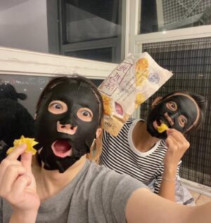 Chris Wang Instagram - 【主夫日記】第九週：不悔的青春

「老婆，時間和金錢妳選哪個？」我問。
「選…時間？」她不太確定我在問什麼。

「好，那這禮拜妳去放空幾天如何？」
「母親節快樂😁😁😁😁」

於是慈惠一個人在台北待了三天….

以前的她很少會離開我和孩子，
即使希望她放個假，
她也總說「一個人也不知道要幹嘛」…

但從歐洲回來後她就不一樣了。

除了很自在的安排染髮，下午茶，找老朋友外，
甚至還跑去和合夥人喝到半夜聊心事，
以及大老遠送禮物給事業的加盟主…….

我突然覺得，
我好像看見了結婚前的小嫺(慈惠舊名)

活潑
交遊廣闊
關心每一位生命中的相遇

一個自由溫暖的射手座女孩😊………
………………..
…….

我也突然覺得……
母親真的為孩子犧牲太多了呀…………

尤其是那一去就不會復返的青春……..
…………………
……..

我媽這週也去南部玩了五天。

當她一踏進家門，
露出滿臉青春洋溢時我有點呆住…

老媽都七十多了，
也好多年沒見過她有這種表情，
我才慢慢確定，

或許在擁有某種程度的自由後，
每位媽媽都可以變回亮麗女孩吧？.…..

在天上沒有病痛的阿嬤、
照顧阿嬤很多年的老媽、
拼了命當好媽媽的慈惠，

謝謝妳們所做的一切，

也很開心在今年的母親節，
都見到了妳們因為獲得自由，
而發出那如小女孩般的閃耀光芒😊…….
……………………
………..

感謝全天下偉大的母親們，
願意選擇為家人付出，

終有一天，
當我們能安心享受自由片刻時就會發現，

原來自己，
一直都是那可愛迷人的美麗女孩呢😊…

母親節快樂❤️

#如果慈惠選金錢那會是什麼樣的結局
#下次再有怪問題時她肯定會機智回應

#祝大家都擁有不悔青春
