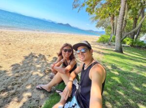Chris Wang Instagram - 凱恩斯(Cairns)果然充滿陽光沙灘大海呀😍😍

澳洲不愧涵蓋各種氣候，
一抵達馬上感受到熱帶雨林的潮濕，
跟墨爾本的微寒與荒漠的乾熱完全不同……

第一天就是簡單的走走看看，
悠閒的在海邊聊天，
畢竟接下來幾天都是猛爆式的觀光行程啊🤣🤣

肯定要儲備好體力才能享受呢！
凱恩斯，我們來啦👊🏻

#非常海島型觀光的fu
#澳洲怎麼能這麼多變
#瞬間變成海灘男女❤️