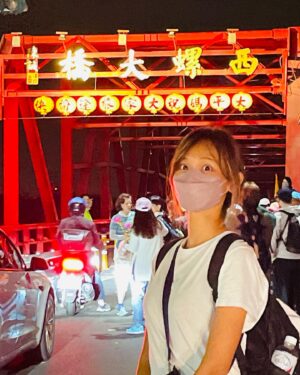 Chris Wang Instagram - 【主夫日記】第七週：老婆出走，老公留守😜

我們一直非常感謝大甲媽祖。

尤其慈惠特別有感，
所以當她提出想長征媽祖遶境時，
我說：想去幾天就去幾天吧😊...

今年終於能鑽轎了，
我們也才真正看清楚媽祖遶境的原貌：

爆炸的人山人海，
各種的扶老攜幼，
沿途的服務支持，
還有居民們全在街上一起團聚...

疫情後的台灣，
所有人都願意獻上最誠摯的祝福呢🥹🥹😉

我開車載慈惠去，她連走三天兩夜，
從西螺福興宮一路走回家裡，
隔天晚上又拉著全家去衝，
最後一天還帶著孩子們去鑽轎……

其實看著這樣的慈惠，
我覺得她超可愛，
就像那些願意追星的熱情粉絲一樣，
永遠充滿真誠有愛的滿滿活力😊……..
……………………………
…………..

這是個非常美好的一週，
因為當慈惠不在家，又只剩我跟孩子時…

我竟然有點開心和懷念耶🤣(什麼狀況？！)

可能是家務上手了？
還是因為我裝了台洗碗機？😝

總之現在開始顧家不會感到焦慮或有壓力，
所以慈惠回來後我就說：
我好像準備好了，
之後妳每週都去外面忙個幾天是ok的喔👊🏻…

說起來，
家庭主夫也當了快50天了，

也許一年很快就過了？
也許孩子很快就不理我了？…

今天清水起風了，
晚上散步時兒子不肯戴帽子，
說要帶把傘來擋風，也行，

看著他在路燈下的小小影子，
我露出了微笑，

很開心現在能陪著你。
很謝謝你願意牽著我。

菜鳥主夫第七週，感恩結束😊

#感謝大甲媽的愛護與保佑
#感謝鎮瀾宮的維護與支援

#祝福大家都健康平安🙏🏻