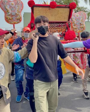 Chris Wang Instagram - 【主夫日記】第七週：老婆出走，老公留守😜

我們一直非常感謝大甲媽祖。

尤其慈惠特別有感，
所以當她提出想長征媽祖遶境時，
我說：想去幾天就去幾天吧😊...

今年終於能鑽轎了，
我們也才真正看清楚媽祖遶境的原貌：

爆炸的人山人海，
各種的扶老攜幼，
沿途的服務支持，
還有居民們全在街上一起團聚...

疫情後的台灣，
所有人都願意獻上最誠摯的祝福呢🥹🥹😉

我開車載慈惠去，她連走三天兩夜，
從西螺福興宮一路走回家裡，
隔天晚上又拉著全家去衝，
最後一天還帶著孩子們去鑽轎……

其實看著這樣的慈惠，
我覺得她超可愛，
就像那些願意追星的熱情粉絲一樣，
永遠充滿真誠有愛的滿滿活力😊……..
……………………………
…………..

這是個非常美好的一週，
因為當慈惠不在家，又只剩我跟孩子時…

我竟然有點開心和懷念耶🤣(什麼狀況？！)

可能是家務上手了？
還是因為我裝了台洗碗機？😝

總之現在開始顧家不會感到焦慮或有壓力，
所以慈惠回來後我就說：
我好像準備好了，
之後妳每週都去外面忙個幾天是ok的喔👊🏻…

說起來，
家庭主夫也當了快50天了，

也許一年很快就過了？
也許孩子很快就不理我了？…

今天清水起風了，
晚上散步時兒子不肯戴帽子，
說要帶把傘來擋風，也行，

看著他在路燈下的小小影子，
我露出了微笑，

很開心現在能陪著你。
很謝謝你願意牽著我。

菜鳥主夫第七週，感恩結束😊

#感謝大甲媽的愛護與保佑
#感謝鎮瀾宮的維護與支援

#祝福大家都健康平安🙏🏻