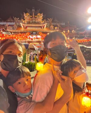 Chris Wang Instagram - 【主夫日記】第七週：老婆出走，老公留守😜

我們一直非常感謝大甲媽祖。

尤其慈惠特別有感，
所以當她提出想長征媽祖遶境時，
我說：想去幾天就去幾天吧😊...

今年終於能鑽轎了，
我們也才真正看清楚媽祖遶境的原貌：

爆炸的人山人海，
各種的扶老攜幼，
沿途的服務支持，
還有居民們全在街上一起團聚...

疫情後的台灣，
所有人都願意獻上最誠摯的祝福呢🥹🥹😉

我開車載慈惠去，她連走三天兩夜，
從西螺福興宮一路走回家裡，
隔天晚上又拉著全家去衝，
最後一天還帶著孩子們去鑽轎……

其實看著這樣的慈惠，
我覺得她超可愛，
就像那些願意追星的熱情粉絲一樣，
永遠充滿真誠有愛的滿滿活力😊……..
……………………………
…………..

這是個非常美好的一週，
因為當慈惠不在家，又只剩我跟孩子時…

我竟然有點開心和懷念耶🤣(什麼狀況？！)

可能是家務上手了？
還是因為我裝了台洗碗機？😝

總之現在開始顧家不會感到焦慮或有壓力，
所以慈惠回來後我就說：
我好像準備好了，
之後妳每週都去外面忙個幾天是ok的喔👊🏻…

說起來，
家庭主夫也當了快50天了，

也許一年很快就過了？
也許孩子很快就不理我了？…

今天清水起風了，
晚上散步時兒子不肯戴帽子，
說要帶把傘來擋風，也行，

看著他在路燈下的小小影子，
我露出了微笑，

很開心現在能陪著你。
很謝謝你願意牽著我。

菜鳥主夫第七週，感恩結束😊

#感謝大甲媽的愛護與保佑
#感謝鎮瀾宮的維護與支援

#祝福大家都健康平安🙏🏻