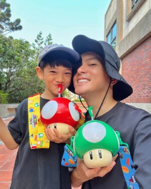 Chris Wang Instagram - 【主夫日記】第六週：老婆眼中的家庭主夫

今早七點我爬起來煮了鍋雞湯，
因為昨夜氣溫突然下降，
想讓妻小們一起床就有熱湯喝...

以前慈惠在家時，
我幾乎沒有做過這種事。

日本之旅結束後，
全家人漸漸回歸日常生活，
慈惠主動攬起家務，
秩序又頓時變回了最早之前的樣子...

「老婆，我們討論一下？」

「雖然妳煮飯是優雅又快速，我煮飯是諾曼第登陸...但身為家庭主夫，家事工作變少是不是不太好？」

「我其實覺得這樣就很棒了。」慈惠回。

「以前的你，只動口不動手，『全心』投入家裡的時間也很少...」

「但你知道你現在做了什麼嗎？
「你知道你讓家裡變成什麼樣子了嗎？」....

她驚訝剴剴食量的爆增(他厭食讓我們困擾很久)
也驚訝蕾蕾溝通的平和(牡羊座比較容易爆炸)
她感恩全家人開始一起「把家當家」，

而這一切，
都是因為「爸爸帶頭」開始把家當家......

我能明白慈惠在說什麼。

以前不只是我，就連孩子們都會下意識覺得家裡的事與他們無關，就算是自己的書包玩具，不知為何都會被認為是媽媽的責任...

「你建立家裡很多健康的規則，」
「當然，你是用自己的行動樹立了榜樣...」

今天整個早上，我都在陪蕾蕾做功課；
今天整個下午，我都在陪剴剴做運動；

但這週的平日，我卻花蠻多時間思考與設計，

因為慈惠讓我知道，
不是把自己忙成條狗才算是對家裡付出...

而是只要願意把心放進家裡，
就能創造比昨天更好的生活😊

所以我轉移焦點，
更用心讓剴剴學會自己洗澡和擦屁股，
也更用心讓蕾蕾學習管理情緒與時間...

當然，「媽媽回家後」的家庭常規，
也一併做了更適切與溫暖的調整......

所以在和慈惠細談後，
我決定用我最擅長的時間管理，
和帶動全家一起照顧家中點滴的方式，
來創造一種規律安心又愉快的新生活....
……………………
………….

下週慈惠將加入媽祖遶境，
而我將會在家留守...

她以後還會常常外出工作吧？

但我完全不擔心，
因為我知道，我們都願意把心放在家裡😊

而不管隊友是男是女，
只要願意互相神助，
主持家務的人真的是會超級超級幸福的呢😝…

菜鳥主夫第六週。微笑結束

#老婆正式回家的主夫體驗第一週
#感受非常神奇的家庭主夫第六週

#因為看著彼此竟會一直產生感激的感覺

菜鳥主夫365天