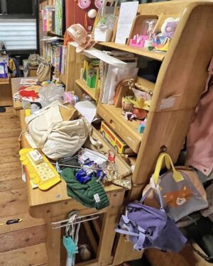 Chris Wang Instagram - 「這些東西本來就存在嗎？怎麼會這麼多？！」

為了「正式登基」為家庭主夫，
我和慈惠正如火如荼的進行交接工作😜

但當慈惠帶著我「巡房」，並一一盤點家裡的物品時，我卻整個人幾乎崩潰….

光小孩「上學相關」的物品，就有冬夏衣物、帽襪配件、室內外鞋、羊毛棒針、圖紙膠帶、蠟筆蠟磚色鉛筆、水彩顏料、水壺餐盒、擦手巾、口罩體溫表、笛子跳繩、學校枕頭睡袋、文字作業、書法用具…….

然後乘以二！！（有兩個寶貝啊🤣）

再加上玩具、繪本、手工作品……
重點是….我根本分不清楚誰是誰的…..

最後才走進廚房，浴室，客廳，臥房……

「老婆，我必須說，」我鎮定的坐在床邊。

「妳真的是太猛了。若沒有要交接，我應該一輩子都會假裝沒看見。」

「但如果我真要運作這家公司(我們現在戲稱是執行長交接🤣)，光第一步我就快投降了……妳覺得我該怎麼辦？」

「很簡單啊，」前執行長一派輕鬆。

「先和孩子討論，把想留下的東西都放在『看得見』的地方，就不會囤積，而多出來的東西..…」

「就全部清掉。」😱😱😱……………
……………………………
…………..

人生真的很少有這種自跳火坑的機會吧？

但這地方已經不是坑，
根本是一座剛剛炸掉的火山啊……

不過既然近藤麻理惠都已經放棄收納，
我猜我個人也不用太糾結😁😁…

大家都怎麼取捨物品呢？
這真的是門超大的藝術耶….

#菜鳥主夫365天

#一個家的物品應該有上千樣
#在此對負責家務的夥伴致上最高敬意