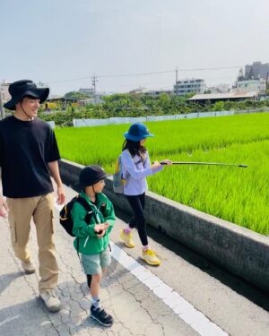 Chris Wang Instagram - 【主夫日記】第六週：老婆眼中的家庭主夫

今早七點我爬起來煮了鍋雞湯，
因為昨夜氣溫突然下降，
想讓妻小們一起床就有熱湯喝...

以前慈惠在家時，
我幾乎沒有做過這種事。

日本之旅結束後，
全家人漸漸回歸日常生活，
慈惠主動攬起家務，
秩序又頓時變回了最早之前的樣子...

「老婆，我們討論一下？」

「雖然妳煮飯是優雅又快速，我煮飯是諾曼第登陸...但身為家庭主夫，家事工作變少是不是不太好？」

「我其實覺得這樣就很棒了。」慈惠回。

「以前的你，只動口不動手，『全心』投入家裡的時間也很少...」

「但你知道你現在做了什麼嗎？
「你知道你讓家裡變成什麼樣子了嗎？」....

她驚訝剴剴食量的爆增(他厭食讓我們困擾很久)
也驚訝蕾蕾溝通的平和(牡羊座比較容易爆炸)
她感恩全家人開始一起「把家當家」，

而這一切，
都是因為「爸爸帶頭」開始把家當家......

我能明白慈惠在說什麼。

以前不只是我，就連孩子們都會下意識覺得家裡的事與他們無關，就算是自己的書包玩具，不知為何都會被認為是媽媽的責任...

「你建立家裡很多健康的規則，」
「當然，你是用自己的行動樹立了榜樣...」

今天整個早上，我都在陪蕾蕾做功課；
今天整個下午，我都在陪剴剴做運動；

但這週的平日，我卻花蠻多時間思考與設計，

因為慈惠讓我知道，
不是把自己忙成條狗才算是對家裡付出...

而是只要願意把心放進家裡，
就能創造比昨天更好的生活😊

所以我轉移焦點，
更用心讓剴剴學會自己洗澡和擦屁股，
也更用心讓蕾蕾學習管理情緒與時間...

當然，「媽媽回家後」的家庭常規，
也一併做了更適切與溫暖的調整......

所以在和慈惠細談後，
我決定用我最擅長的時間管理，
和帶動全家一起照顧家中點滴的方式，
來創造一種規律安心又愉快的新生活....
……………………
………….

下週慈惠將加入媽祖遶境，
而我將會在家留守...

她以後還會常常外出工作吧？

但我完全不擔心，
因為我知道，我們都願意把心放在家裡😊

而不管隊友是男是女，
只要願意互相神助，
主持家務的人真的是會超級超級幸福的呢😝…

菜鳥主夫第六週。微笑結束

#老婆正式回家的主夫體驗第一週
#感受非常神奇的家庭主夫第六週

#因為看著彼此竟會一直產生感激的感覺

菜鳥主夫365天