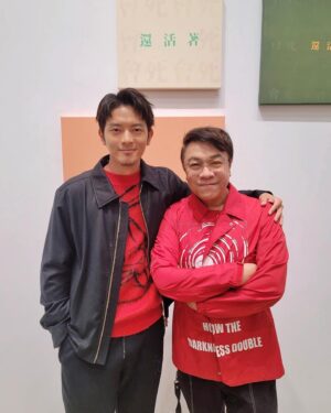 Chris Wang Instagram - 我超愛這幅作品，但康永哥竟表示：

「你居然選了這一幅...」
「我本來覺得它一定沒人要，還準備要銷毀耶！」...

這是我此生第一次入手藝術品。

而且由衷感到興奮！
真的非常感謝康永哥❤❤❤

走進藝廊，
每一幅畫都給我不同感受，
有點像丟球，
我的情感會回應出一些畫面或者故事。

但就唯獨這幅畫在發亮！

我當下還覺得有點莫名其妙，
故意轉頭去看別的畫，甚至再多走了一圈，
然後快速瞥向那整幅牆面...

但它還是在發亮。

這時場館的服務人員靠過來了(有感應？)
開始跟我介紹起這整面牆...

「但...這些畫應該都被買走了吧？...」

我裝的有些漫不經心，
畢竟這些是康永哥的藝術品，
心底有種能遠觀不能褻玩的敬畏感。

「還有一些可以入手，」
「只要旁邊沒有小紅點的都可以詢問唷！」

於是
那幅發光的字畫旁
映入眼簾的是毫無紅點的鵝白牆面
我心跳停了一拍，接著整個人就血脈賁張......
……………………….
……….

2022.12.16 – 2023.02.04
台北白石畫廊

大家有空一定要去看一看，
康永哥帶有魔性的文字創作展，

這些「不像畫」的動人畫作😊

#我一直替你好好收著
#白石畫廊
@kangyongcai
